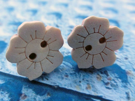 Blumen Knopf Ohrstecker Holz Natur Freesie